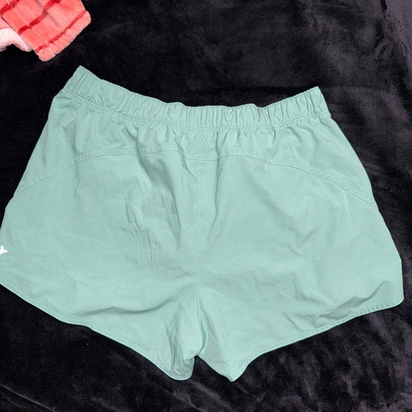 OLD NAVY MID RISE STRETCH TECH DOLPHIN HEM SHORTS - SIZE LARGE - Picture 2 of 3